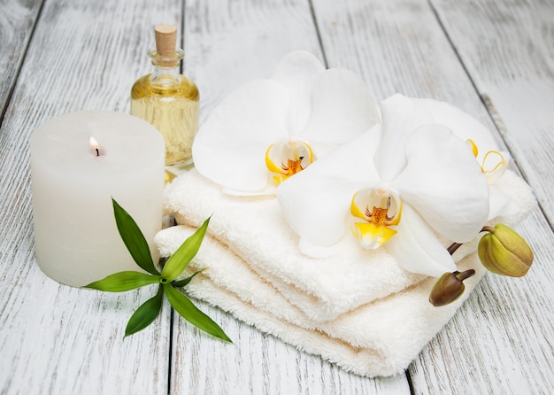 Productos de spa y orquídeas blancas.