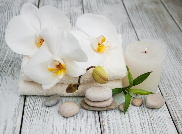 Productos de spa y orquídeas blancas.