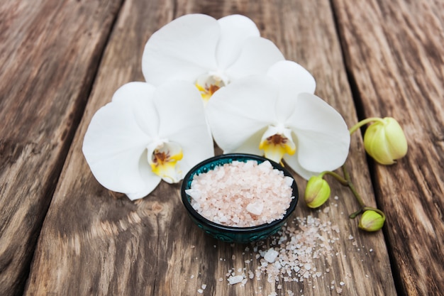 Productos de spa con orquídeas.