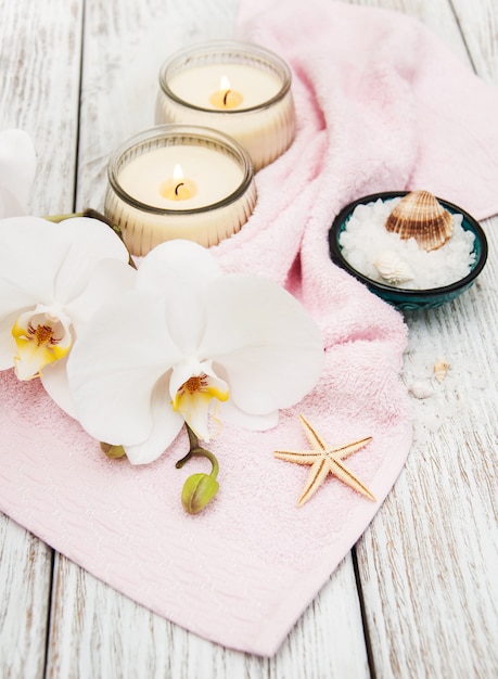 Foto productos de spa con orquídeas.