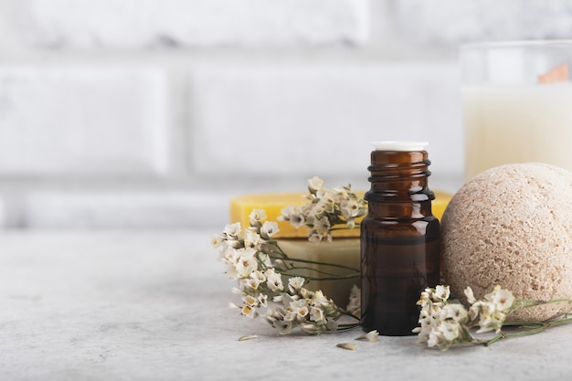 Foto productos de spa para tratamientos corporales con decoración vegetal sobre fondo claro