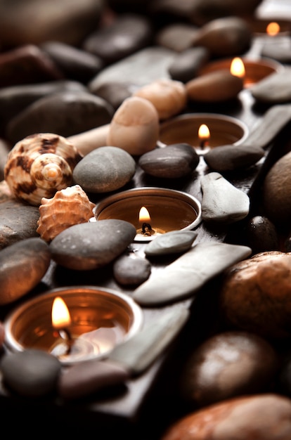 Productos de spa. Velas encendidas y terapia con piedras.