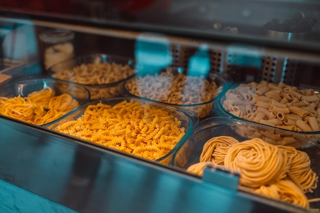 Productos tradicionales de pasta italiana exhibidos en la ventana de una tienda de pasta local en pisa italia alta