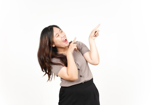 Produkt anzeigen und leere Seite mit dem Zeigefinger der schönen asiatischen Frau zeigen, Isolated On White