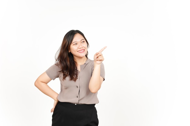 Produkt zeigen und Seite zeigen mit dem Zeigefinger der schönen asiatischen Frau, Isolated On White