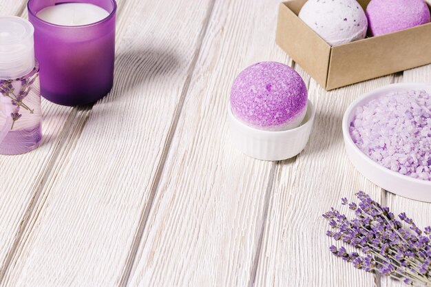Produkte mit ätherischem Lavendelöl Aromatherapie Schlafspray Meersalz Badebomben Duftkerze