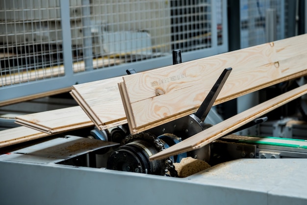 Produktionslinie der Holzbodenfabrik.