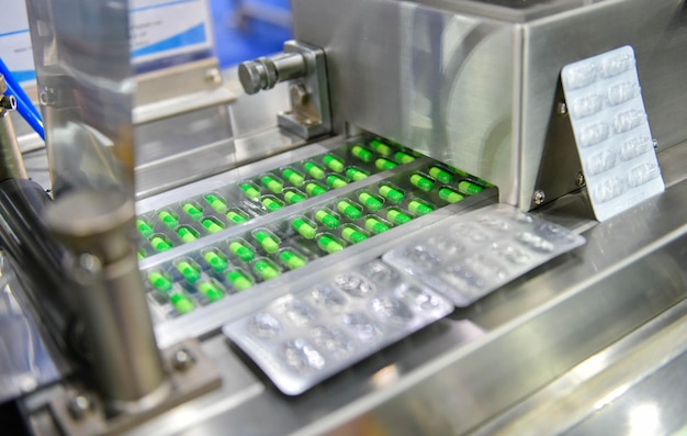 Produktionslinie für grüne Kapselpillen Industriepharmazeutisches Konzept
