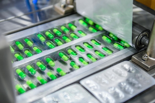 Produktionslinie für grüne Kapselpillen Industriepharmazeutisches Konzept