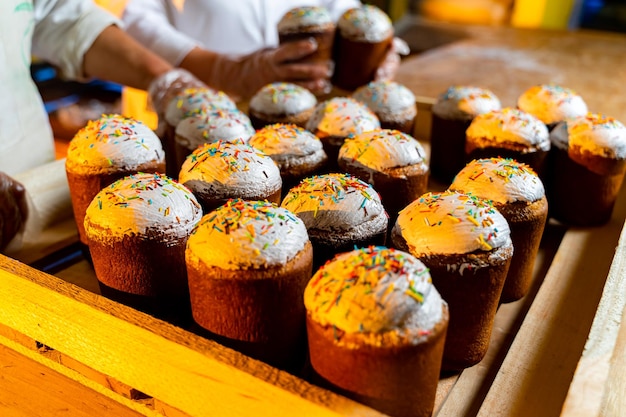 Produktionsprozess von Feiertagskuchen oder Panettone Süßes Brot Bäckereifabrik