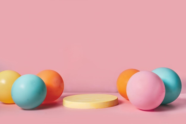 Foto produktpodestbühne mit pastellfarbenen luftballons