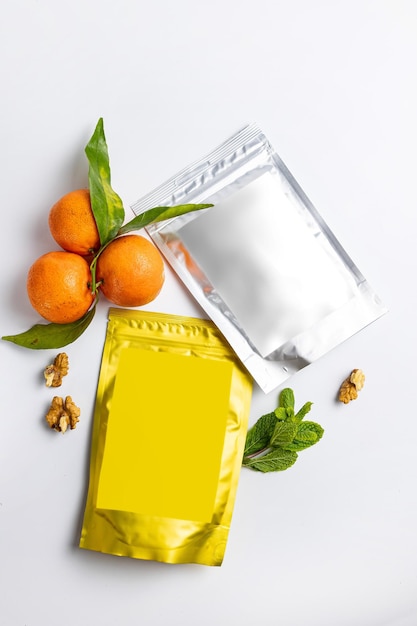 Produktverpackung mit Mandarinen auf weißem Hintergrund