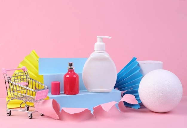 Produto de beleza Compras Frasco de perfume e frasco de perfume em fundo rosa rasgado com formas geométricas Minmalism Concept art