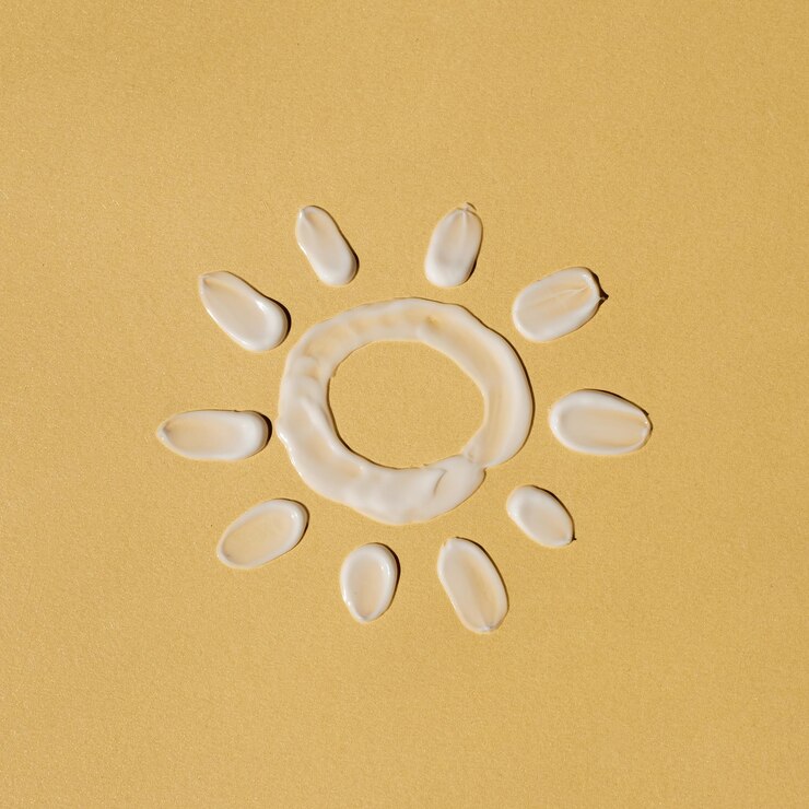 Produto de beleza Sun feito de mancha de creme cosmético branco sobre fundo amarelo claro