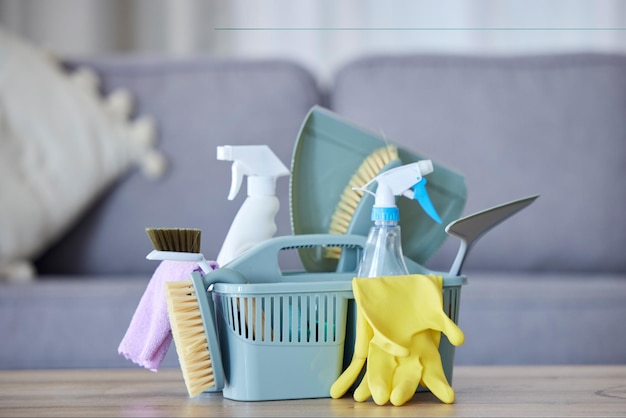 Produto de cesto de limpeza e pano com luvas de escova e frasco de spray para segurança da saúde e paragem de bactérias em casa Ferramentas de limpeza de primavera líquido químico e tecido na mesa com serviço