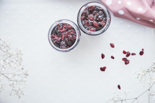 Produto de mel fermentado saudável com conservante de alimentos de cranberry em casa, aconchegante e rústico