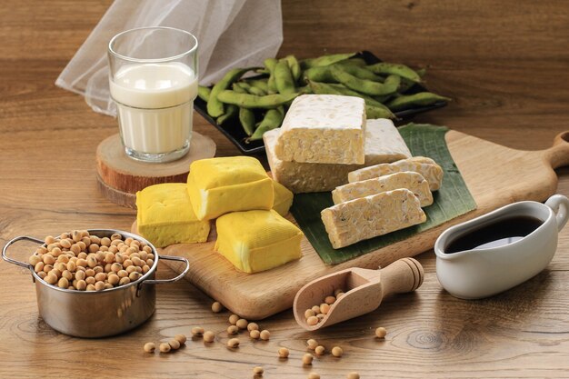 Produto de Soja: Tofu Cru, Tempeh, Leite de Soja, Molho de Soja e Feijão de Soja. Conceito de comida vegetariana saudável