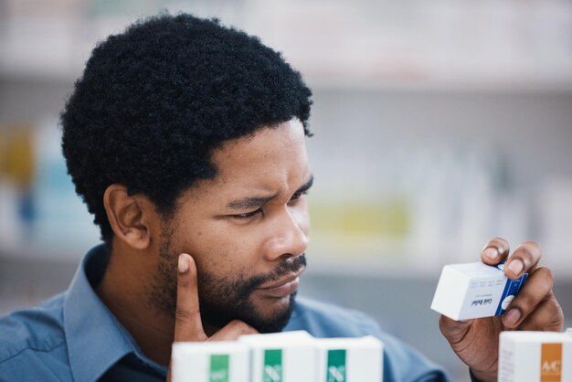 Produto médico de homem negro e pensamento em farmácia para escolha de leitura e pílulas em saúde de varejo Caixa de cliente africano e venda para acordo de saúde e bem-estar para benefícios de remédios na loja
