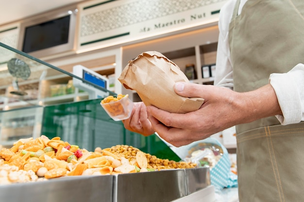 Foto produtor em sua loja com alimentos frescos