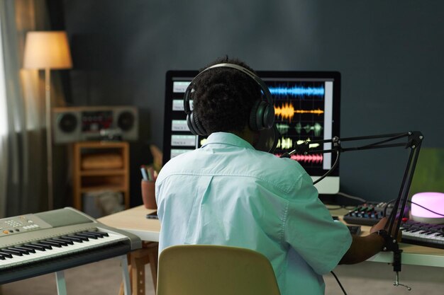 Produtor gravando música em estúdio