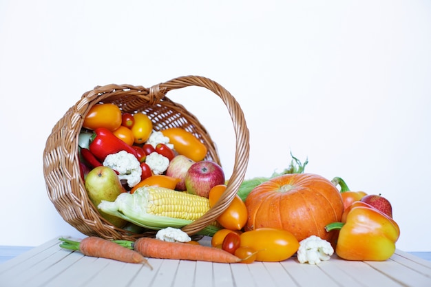 Foto produtos agrícolas na cesta. vegetais e frutas.