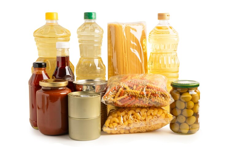Foto produtos alimentares para doação isolados em fundo branco com caminho de corte armazenamento e entrega de vários alimentos pasta óleo de cozinha e alimentos enlatados
