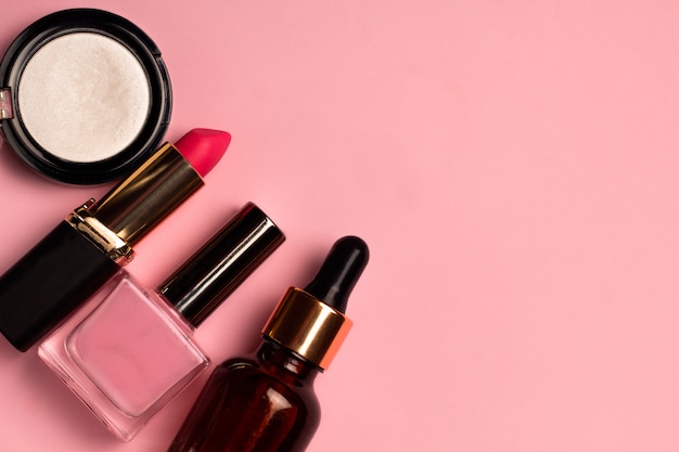 Produtos cosméticos conjunto fundo rosa pastel com lugar para texto