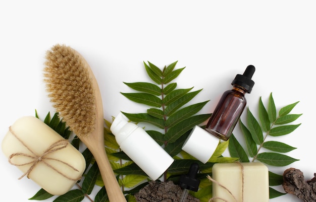 Produtos cosméticos de beleza ecológica natural plana leigos em fundo branco