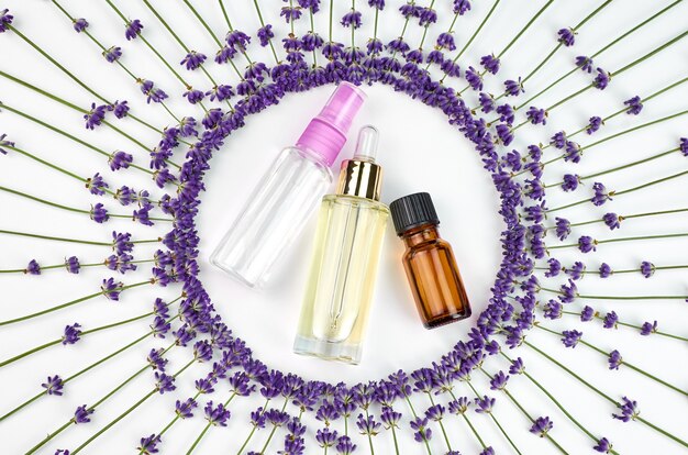 Produtos cosméticos de lavanda com flores frescas de lavanda