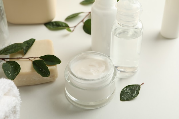 Produtos cosméticos de spa na mesa branca