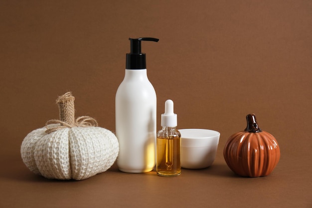 Produtos cosméticos e decoração de halloween em fundo marrom