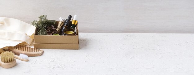 Produtos cosméticos ecológicos para cuidados em caixa de papel natural Garrafas de vidro com sabonete cremoso de óleo essencial