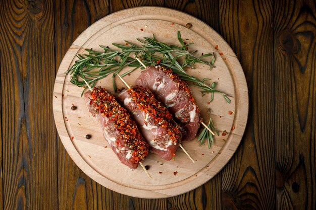 produtos culinários de carne em uma placa de madeira