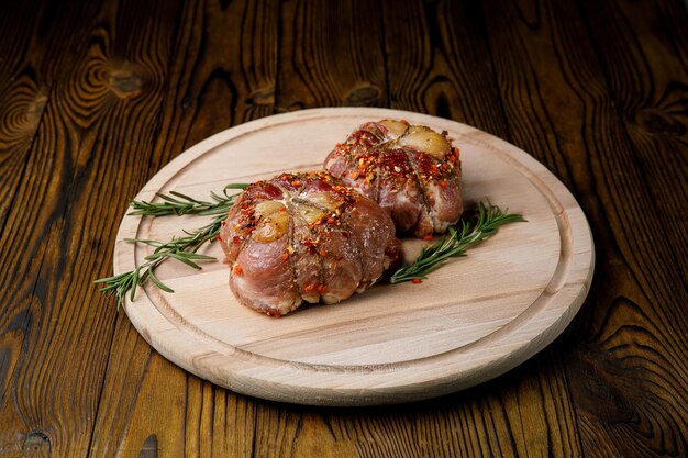 produtos culinários de carne em uma placa de madeira