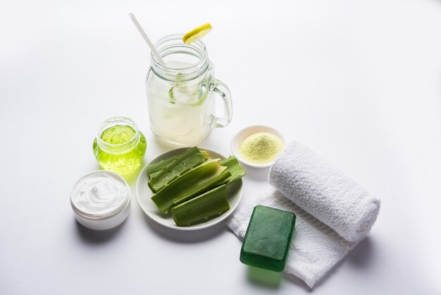 Produtos de aloe vera como gel, suco, creme hidratante, sabonete, pó