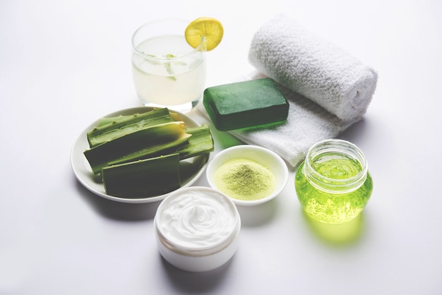 Produtos de aloe vera como gel, suco, creme hidratante, sabonete, pó