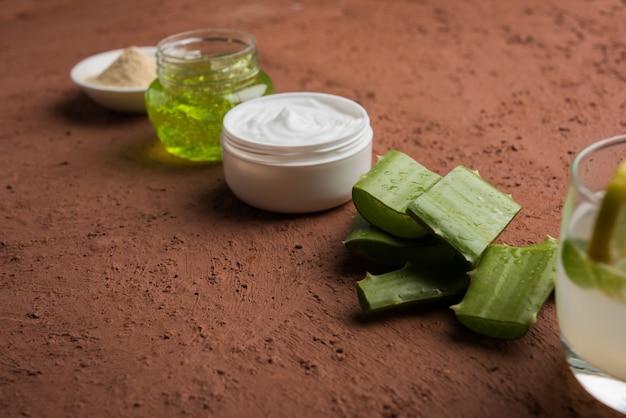 Produtos de aloe vera como gel, suco, creme hidratante, sabonete, pó