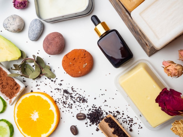 Foto produtos de autocuidado de ingredientes orgânicos naturais boticário de medicina moderna manteigas sabão soro esfoliante fatias de laranja pedras de abacate para massagem estilo plano leigo