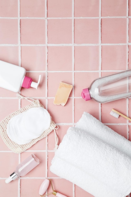 Foto produtos de beleza cosméticos em fundo rosa garrafas e tubos com marcação mock up