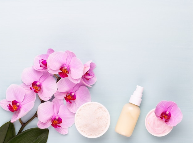 Produtos de beleza de aromaterapia para spa decorados com flores de orquídea simples