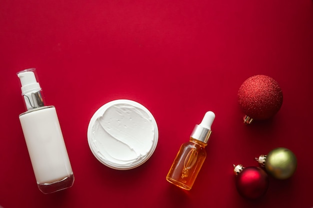 Produtos de beleza e spa de cuidados com a pele de luxo de Natal e produtos cosméticos para cabelos ou cuidados com o corpo em fundo vermelho cosméticos de bem-estar como presente de feriado entrega de compras on-line flatlay