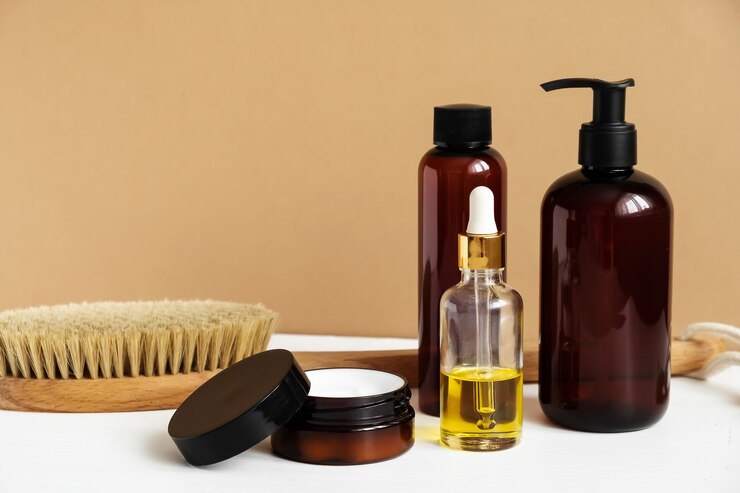produtos de beleza naturais na mesa branca