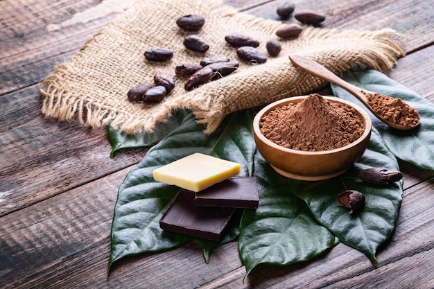 Produtos de cacau para fazer chocolate em casa na mesa rústica velha