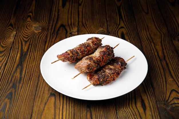 produtos de carne em um prato branco em uma mesa de madeira