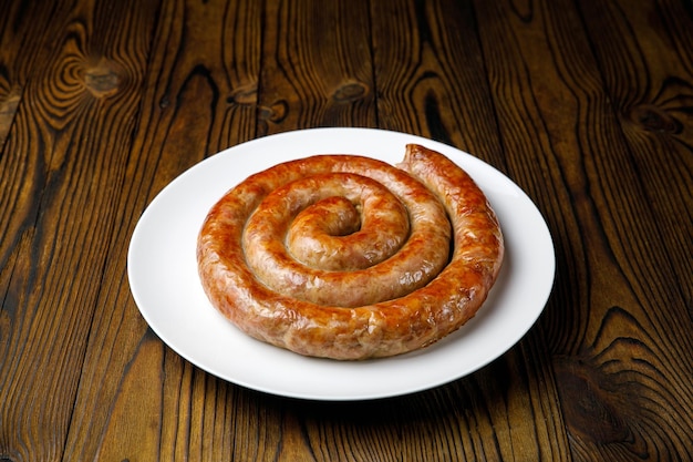 produtos de carne em um prato branco em uma mesa de madeira