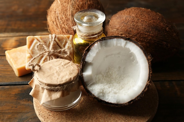 Produtos de coco de spa em fundo de madeira escura