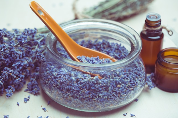 Produtos de cuidados com o corpo de lavanda. Aromaterapia, spa e conceito de saúde natural