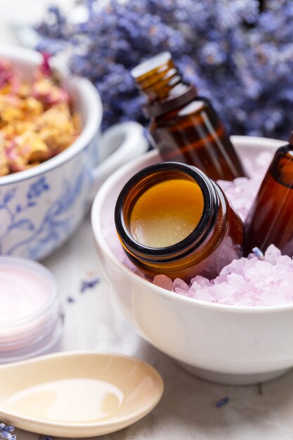 Produtos de cuidados com o corpo de lavanda. Aromaterapia, spa e conceito de saúde natural