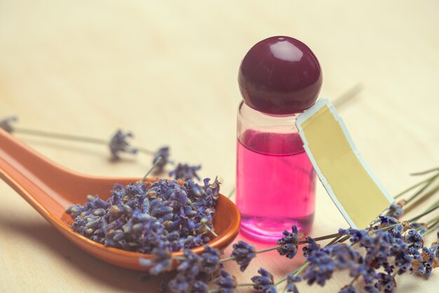 Produtos de cuidados do corpo de lavanda, spa e conceito de saúde natural