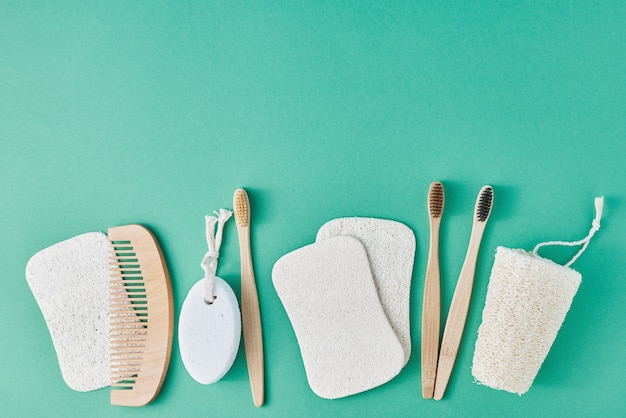 Produtos de cuidados do corpo em um fundo verde hortelã, vista superior leiga plana com espaço de cópia. Conceito de desperdício zero ecológico natural